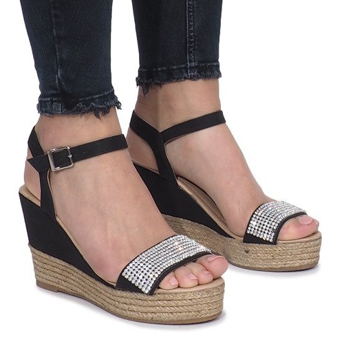 Czarne sandały na delikatnej koturnie Diamond Shine