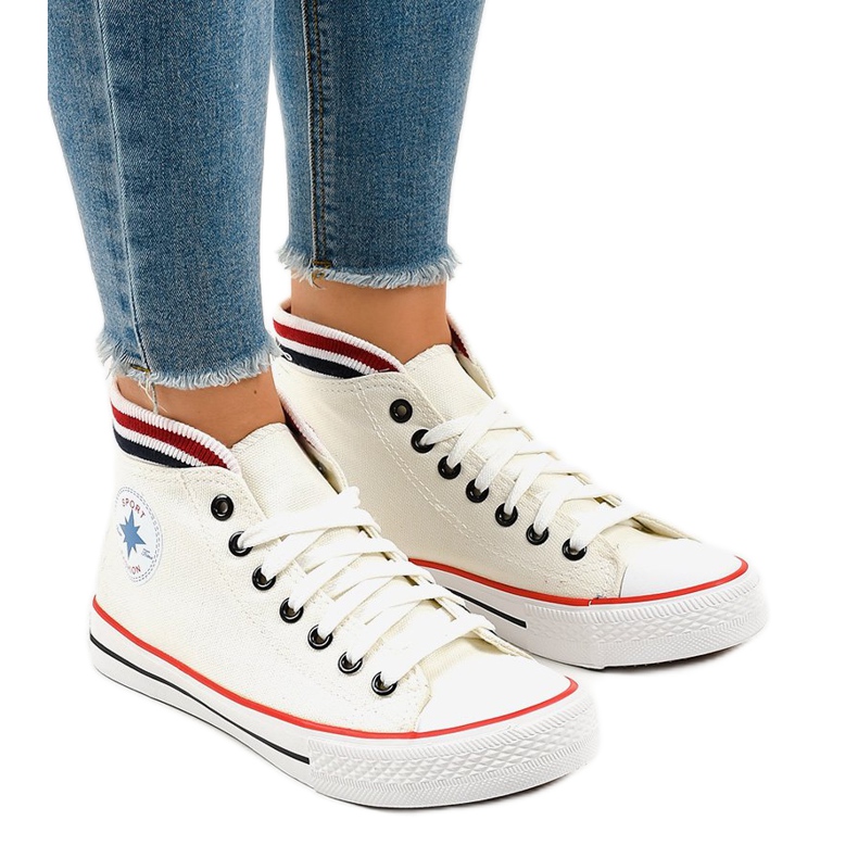 Białe klasyczne trampki sznurowane W01