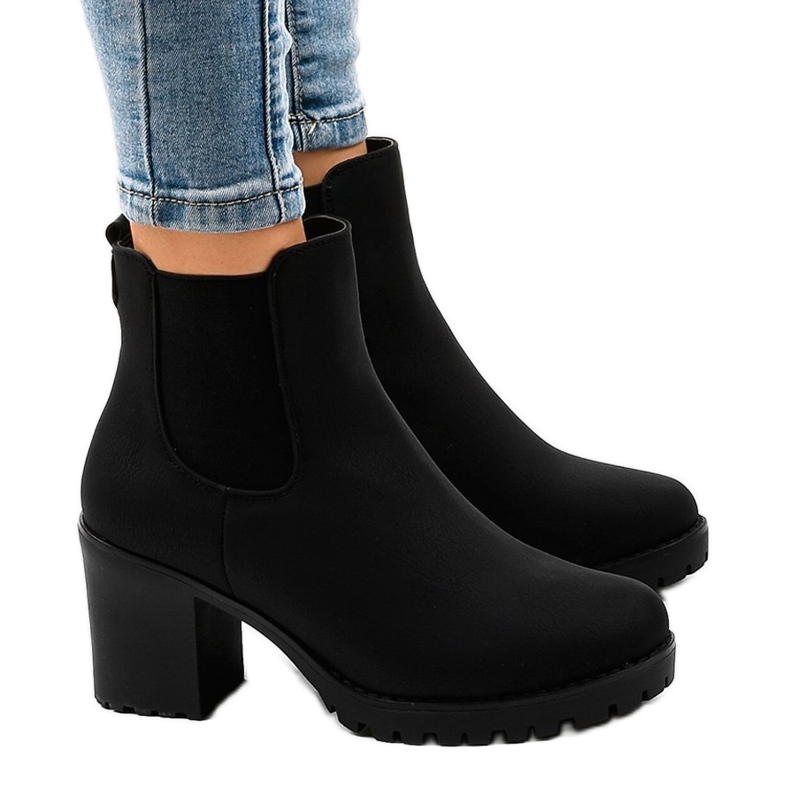 Czarne botki na słupku ocieplane B2881-KB