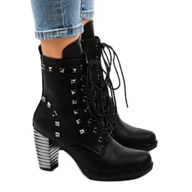 Czarne botki na słupku z ćwiekami F117