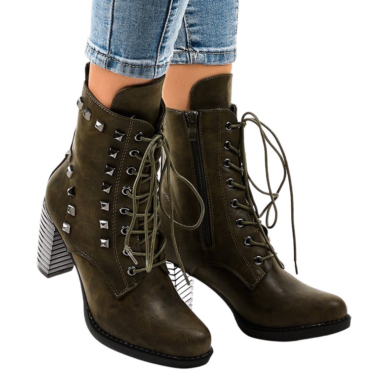 Zielone botki na słupku z ćwiekami F117