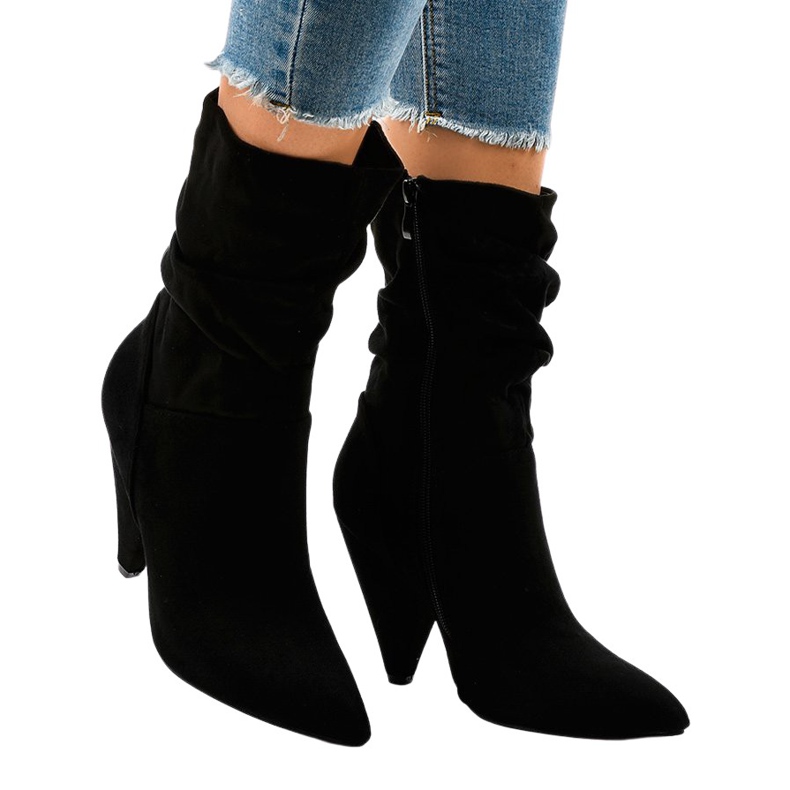 Czarne zamszowe botki na słupku LS5062