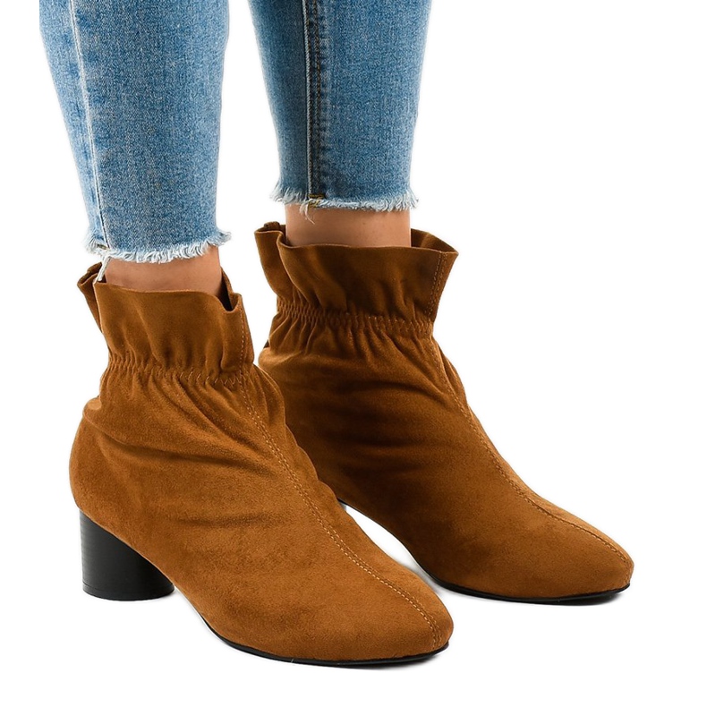 Brązowe zamszowe botki na słupku JM5512M