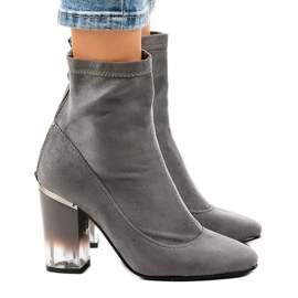 Szare zamszowe botki na słupku H8-93