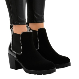 Czarne botki na słupku z gumką W357