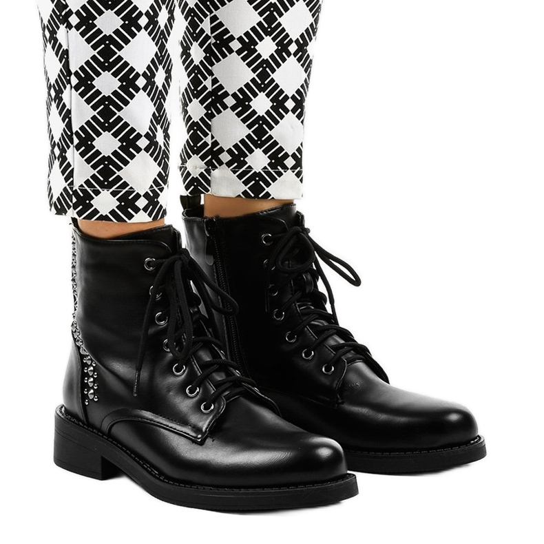 Czarne płaskie botki damskie z ćwiekami BM163