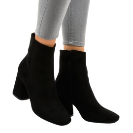 Czarne zamszowe botki na słupku 3486