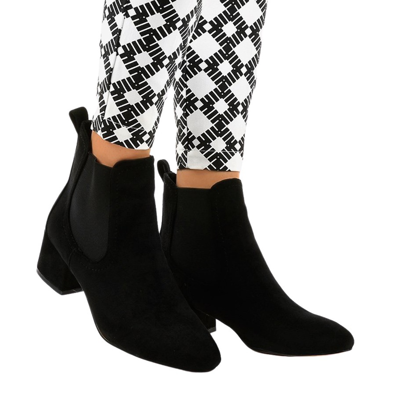 Czarne botki na słupku z gumką 8012-PA