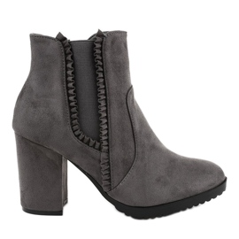 Szare zamszowe botki na słupku A-762