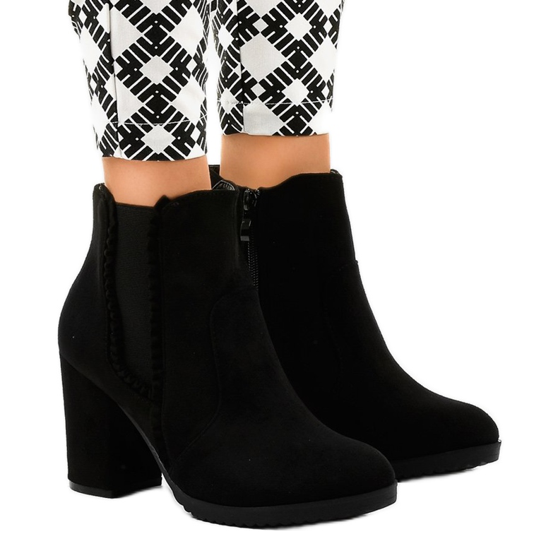 Czarne zamszowe botki na słupku A-762