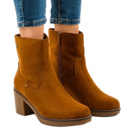 Brązowe zamszowe botki na obcasie 8B852