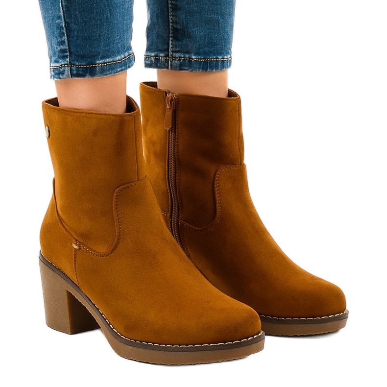 Brązowe zamszowe botki na obcasie 8B852