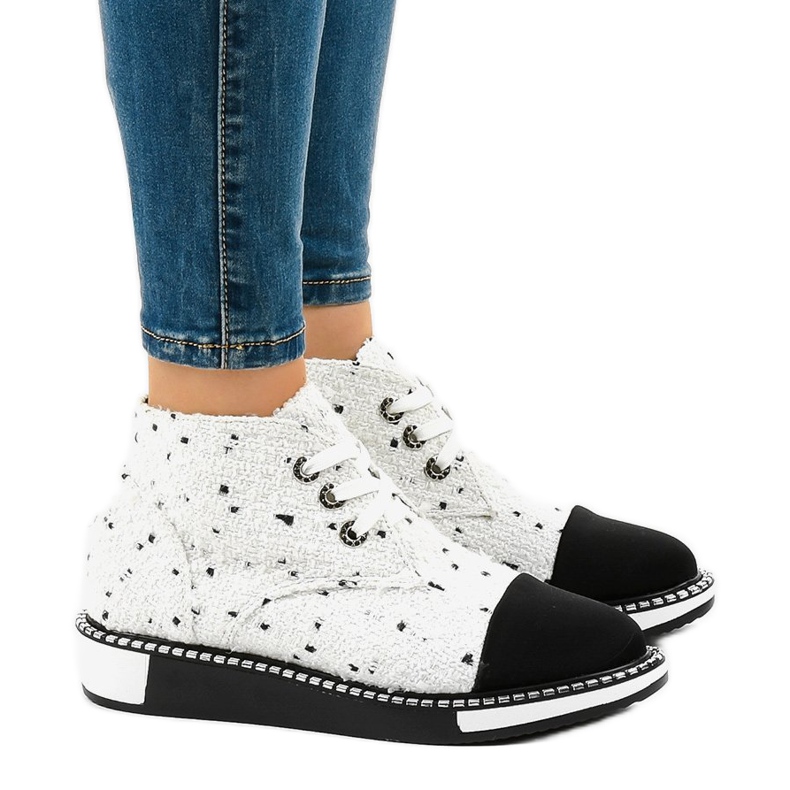 Białe sznurowane botki TS1811