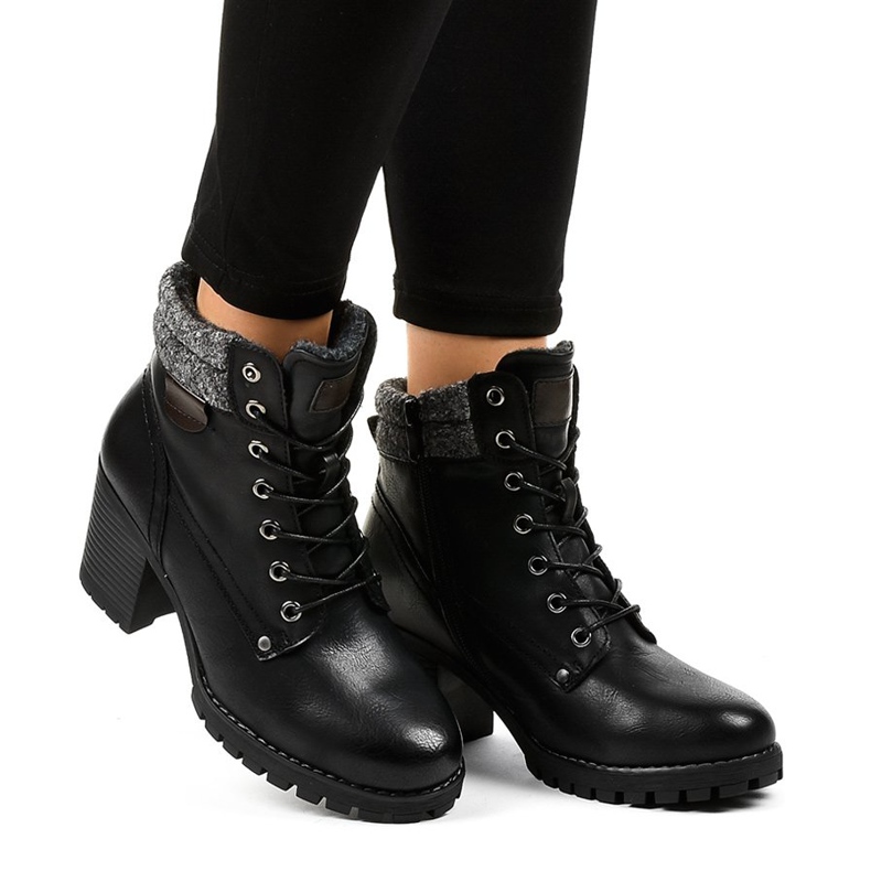 Czarne botki na słupku z kożuchem Z129