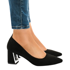 Czarne zamszowe czółenka na słupku L439