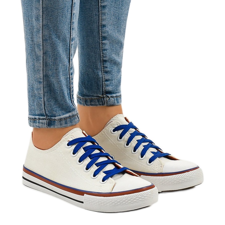 Białe niskie trampki klasyczne W03