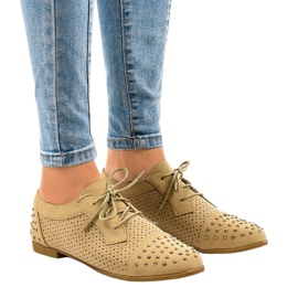 Beżowy półbuty ażurowe z ćwiekami MJ1125