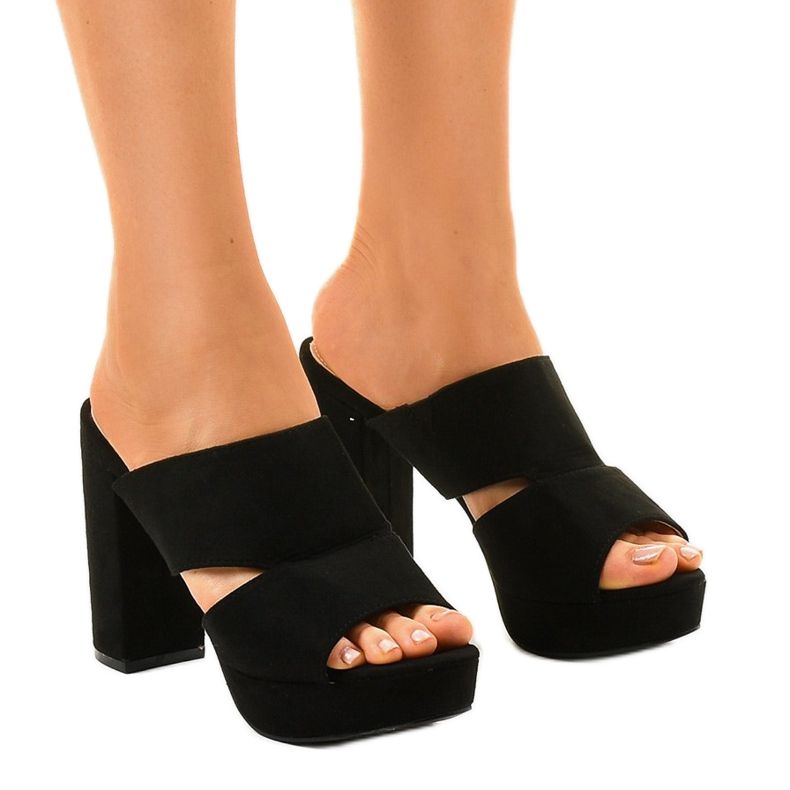 Czarne zamszowe klapki na obcasie 9R55