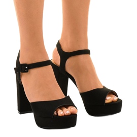 Czarne sandały na słupku zamsz AT-0660-L