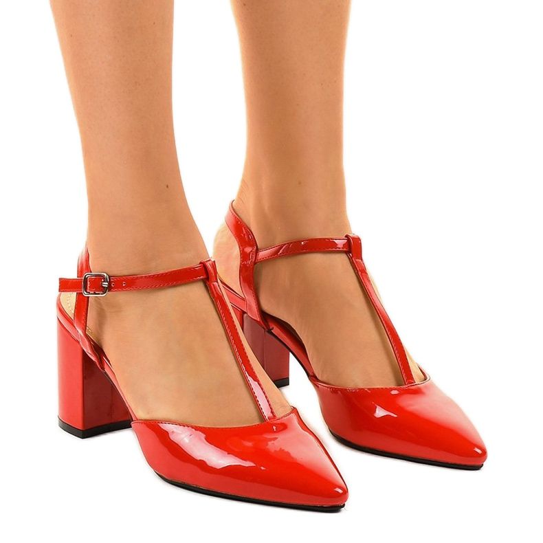 Czerwone czółenka na słupku D85-17