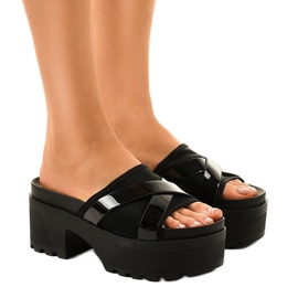 Czarne klapki na obcasie M806