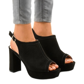 Czarne sandały na obcasie ażurowe 9R82