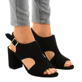 Czarne sandały ażurowe z wycięciem 99-33A