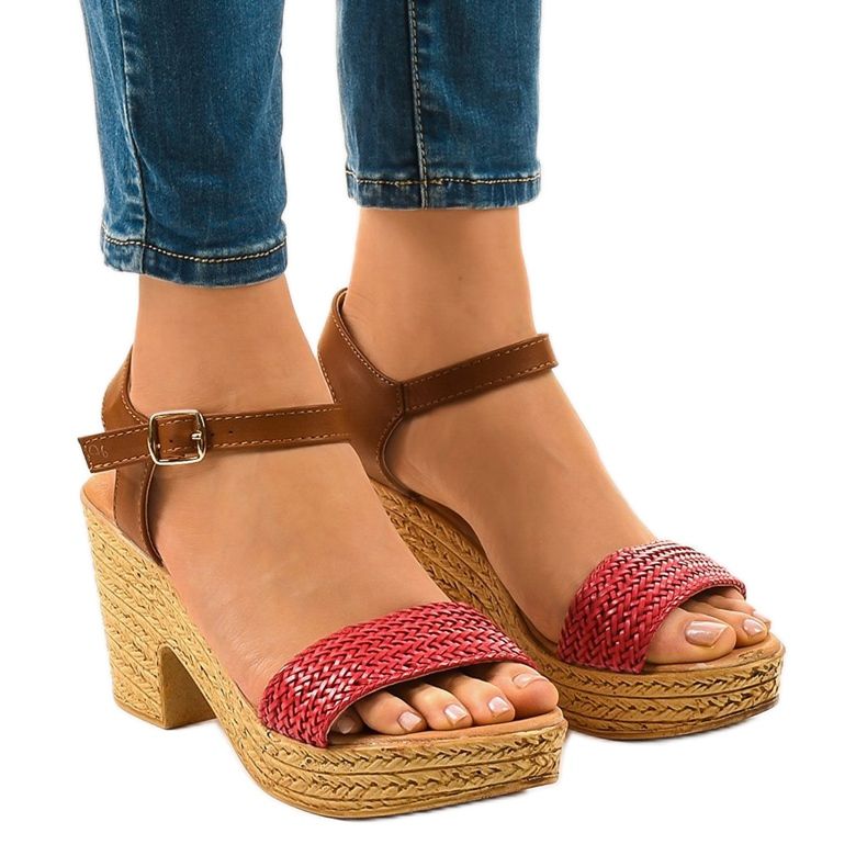 Czerwone sandałki na obcasie 150-614