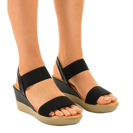 Czarne sandały na koturnie 9R170