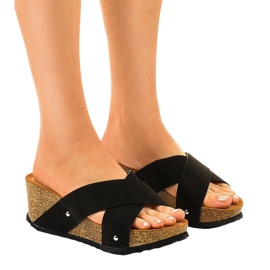 Czarne na koturnie klapki GU53