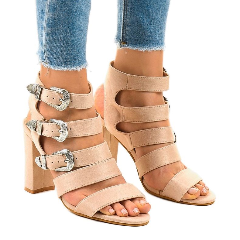 Beżowe sandałki na słupku z klamrami 8022 beżowy