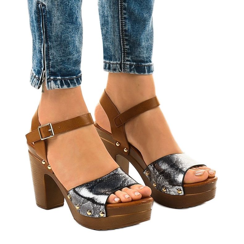 Czarne sandałki na obcasie 150-615