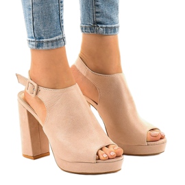 Beżowe zamszowe botki na słupku 77-103 beżowy