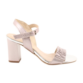 Skórzane sandały na słupku Gamis 3949 różowe szare