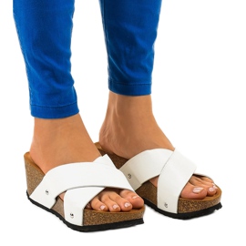 Białe sandały na koturnie klapki GU53