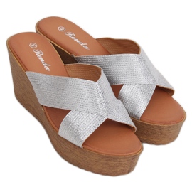 Klapki na koturnie srebrne 10-235 Silver szare