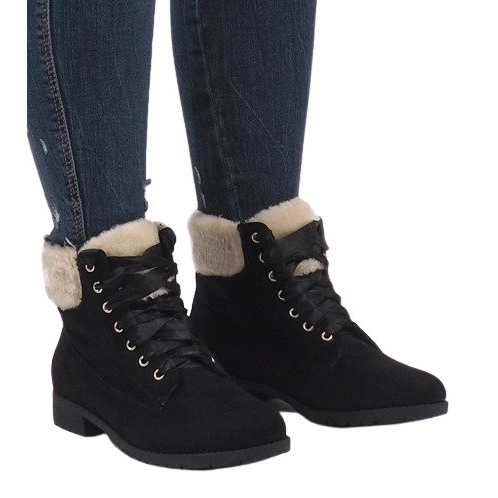 Czarne sznurowane botki ocieplane C-7100