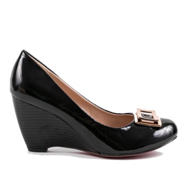 Czarne czółenka na koturnie z klamerką 0089-1
