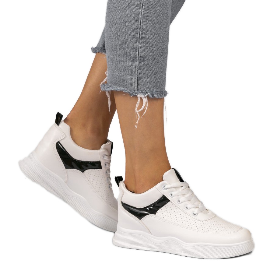Białe sneakersy ażurowe na koturnie 85-429 czarne