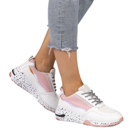 Białe sneakersy sportowe z różowymi wstawkami C-3151 różowe