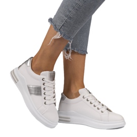 Białe modne sneakersy trampki z eko-skóry C912 srebrny szare