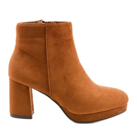 Brązowe zamszowe botki na słupku Mahoganis żółte