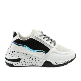 Białe sneakersy sportowe z czarnymi wstawkami C-3151 czarne