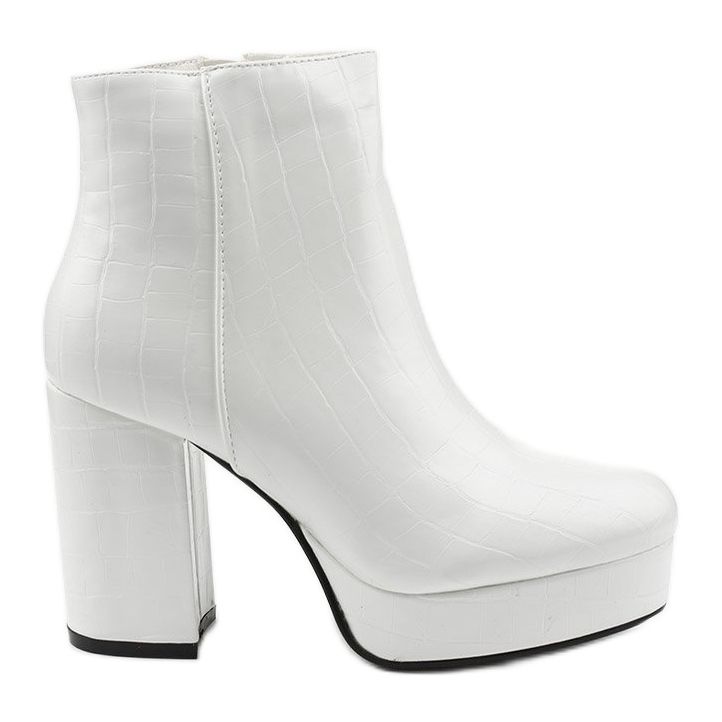 Białe botki na słupku Usinaya