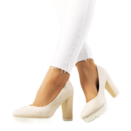 Beżowe czółenka na słupku Silverbee beżowy