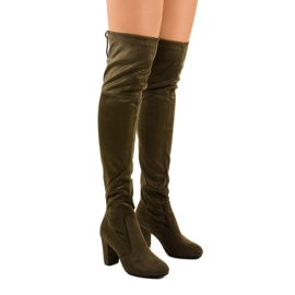 Zamszowe kozaki na słupku khaki Saroris zielone