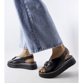 Czarne sandały na platformie z ozdobą Karino 1