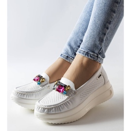 Białe mokasyny z kryształkami Gisella 1