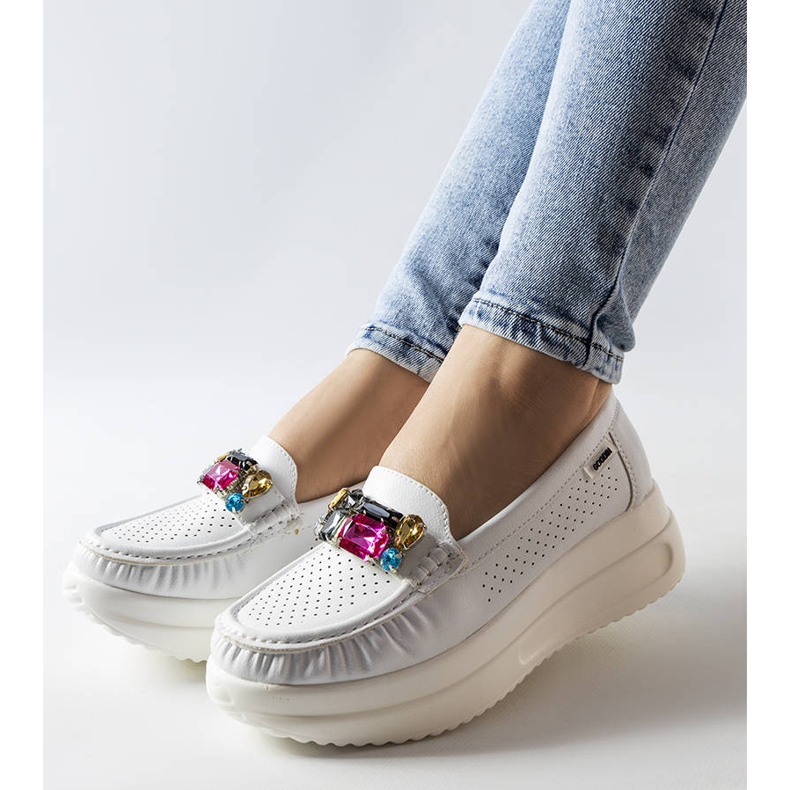Białe mokasyny z kryształkami Gisella 1
