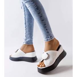 Białe klapki na koturnie z ozdobą Degna 2